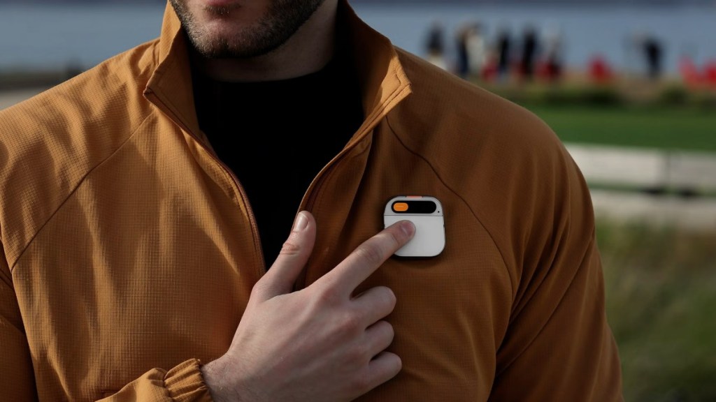 Review Humane AI Pin Mulai Bermunculan, Dinilai Belum Bisa Gantikan&nbsp;Smartphone