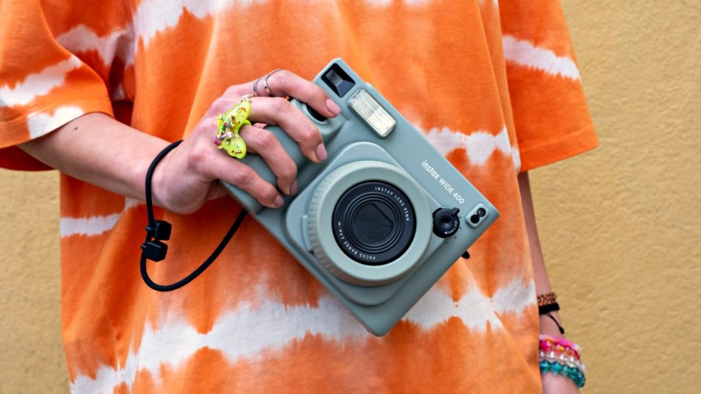 Lepas Satu Dekade, Fujifilm Rilis Instax Wide 400 dengan Fitur Self-Timer Praktis