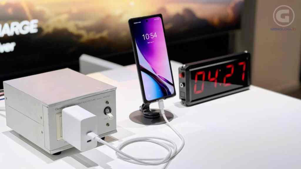 Teknologi realme 320W SUPERSONIC Charge Resmi Debut, Pakai Baterai Lipat Pertama di Dunia!