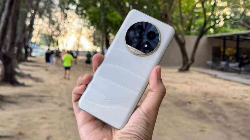 Melihat Lebih Dekat Desain realme 13 Pro+ 5G yang Terinspirasi Karya Claude&nbsp;Monet